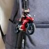 Colgantes llavero de Acrílico de perros y gatos en Motocicleta