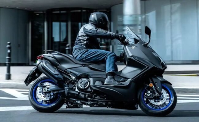 Yamaha-TMAX-2025-lado-derecho-en-marcha