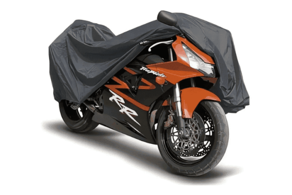 moto con funda protectora Rajomotor vista frontal lateral hacia lado derecho