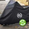 Funda impermeable colocada en una mnoto vista lateral